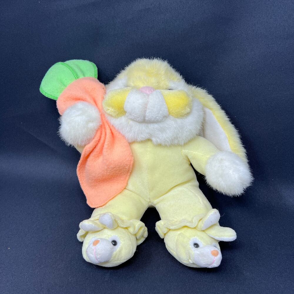 Commonwealth Yellow Bunny Rabbit Plush Holding‎ Carrot Blanket Slippers VTG